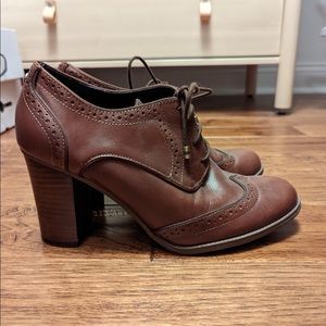 Tommy Hilfiger brown heeled oxfords, size 10